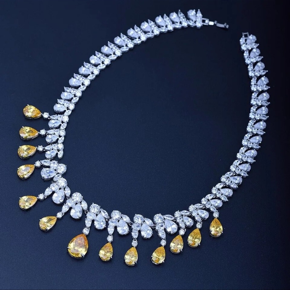 Swarovski Crystals Wehilani Elegant Necklace - Picture 7 of 8